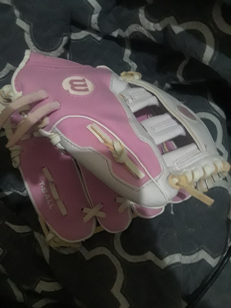 Girls kids catching glove $20.00 cash only ( Serious Buyers Only) pick up Dallas