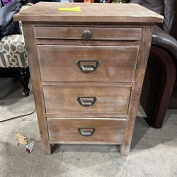 26”x18”x14” distressed 4 drawer end table p/u Jamison or Willow Grove Pa 