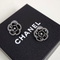 Brand New Women's Black Flower Pierced Earrings 