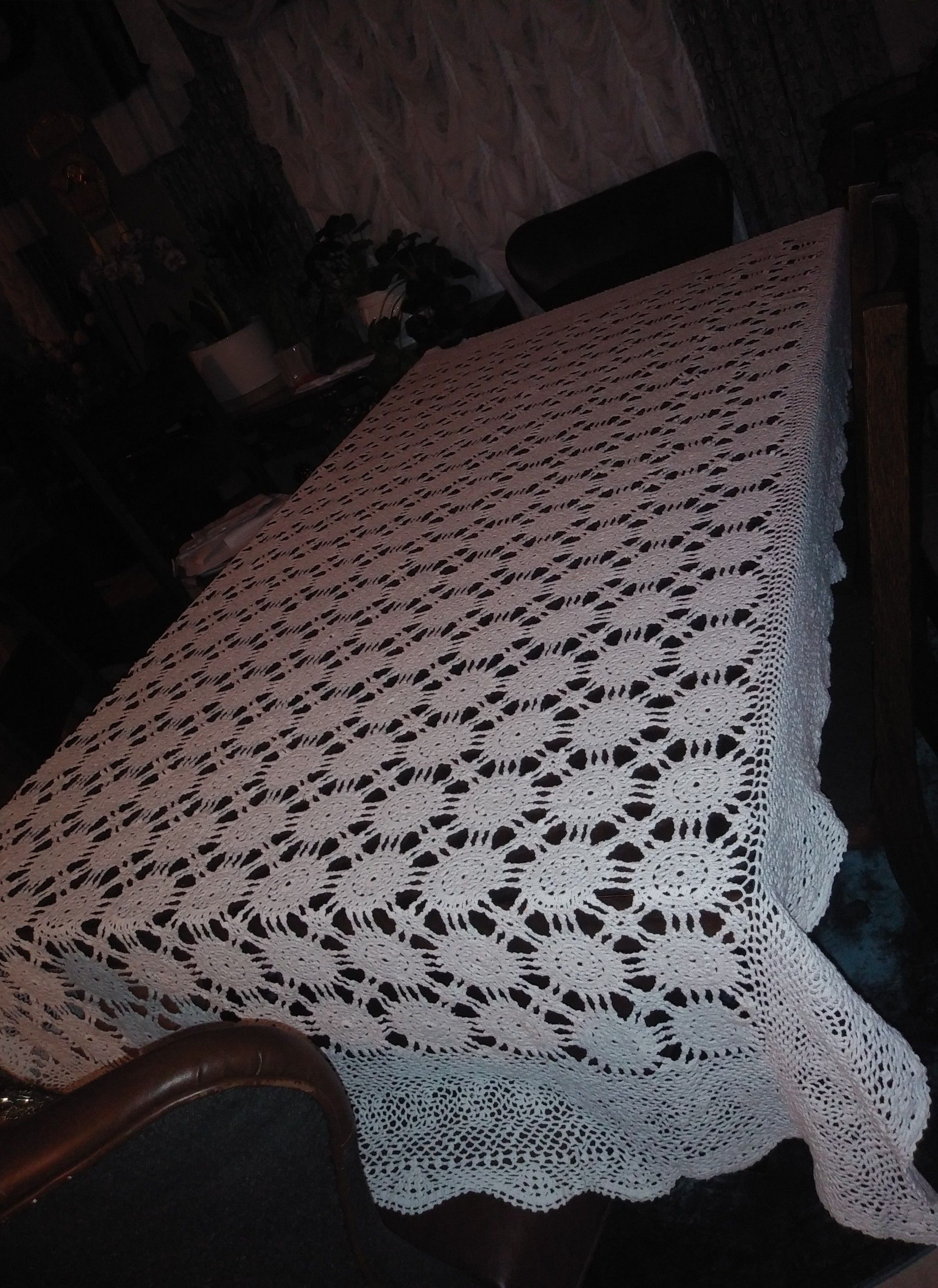 Big white cower for table or?100×65 inch