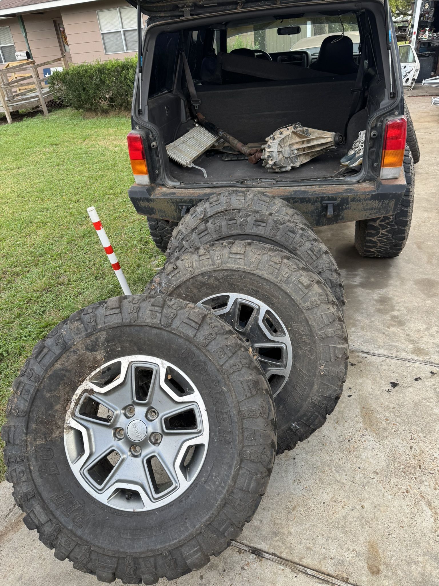 Jeep Wheels on 37s Mud tires