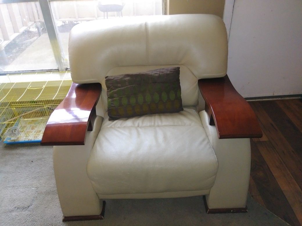 Gratis sofá son dos. Y dos estantes para poner cosas