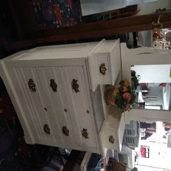 White Dresser In Nice Shape has 3  Long Drawers  Iñ It