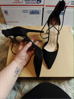 Women's pointed black heels
