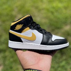 Air Jordan 1 Mid “White Pollen Black” for Sale in Miami, FL - OfferUp