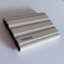 Samsung T7 Shield SSD 2 TB - great condition