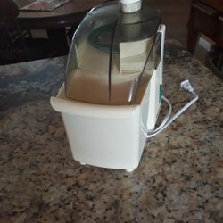 Juicer, Dishes, Kitchen Items 