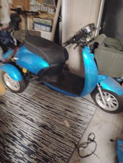 Three-wheeler scooter