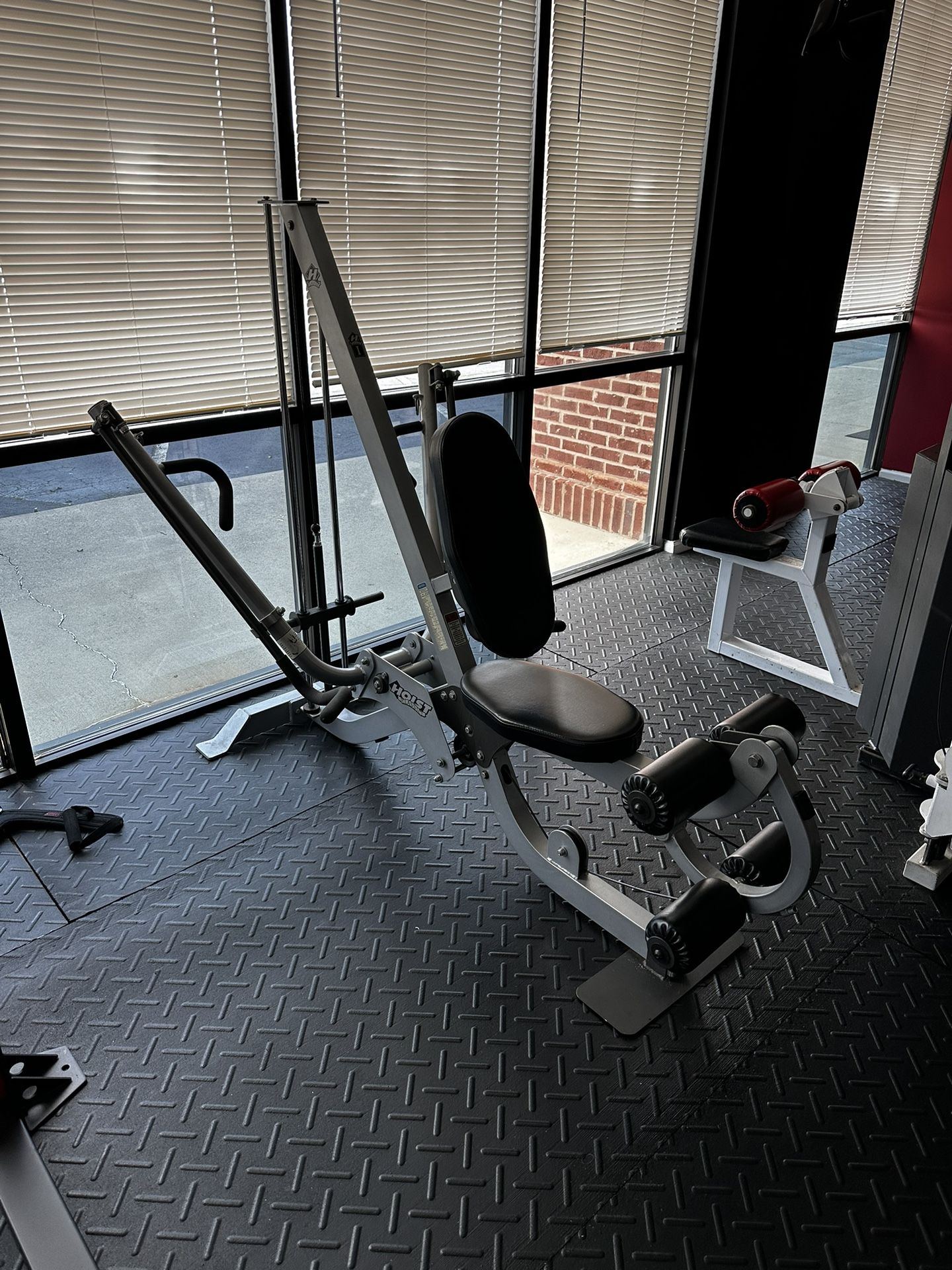 Plate Loaded Chest And Leg Machine 