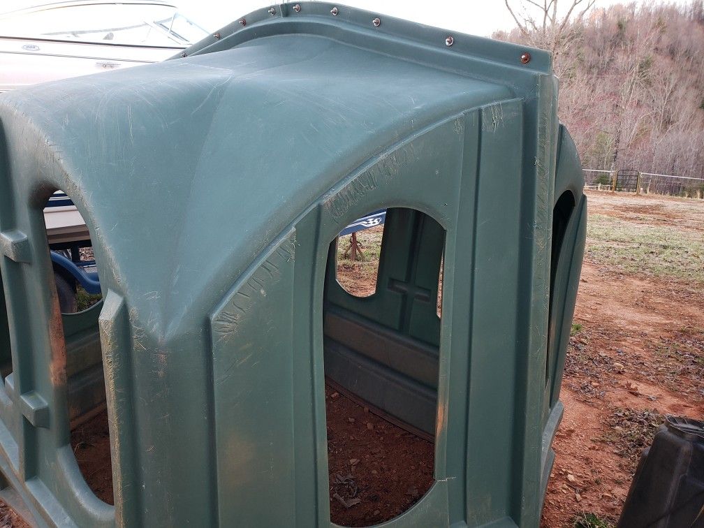 Hay Hut holds 5x8 round bale