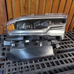 2019 - 22 - DODGE RAM 1500 - RIGHT- HEADLIGHT 