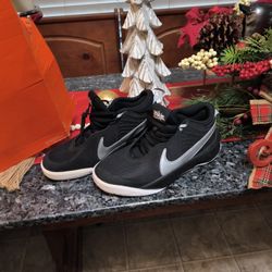 NIKE BRAND NEW 7Y VOLT  (Boys 7)