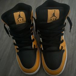 Jordan 1s, Yellow and Black, Us 6