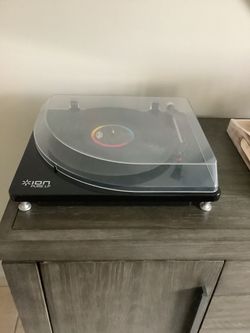 * ION * STEREO TURNTABLE / RECORD PLAYER IN EXCELLENT CONDITION . MUST SEE TO FULLY APPRECIATE .