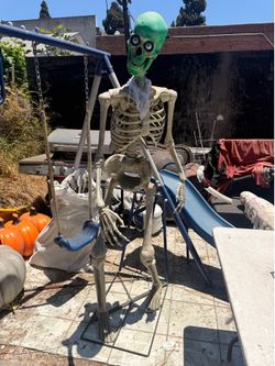 6 ft electronic skeleton