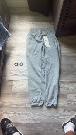 These Alo Yoga sweatpants athletic heather gray color