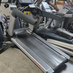 Life Fitness 95T Engage Treadmill (2018)