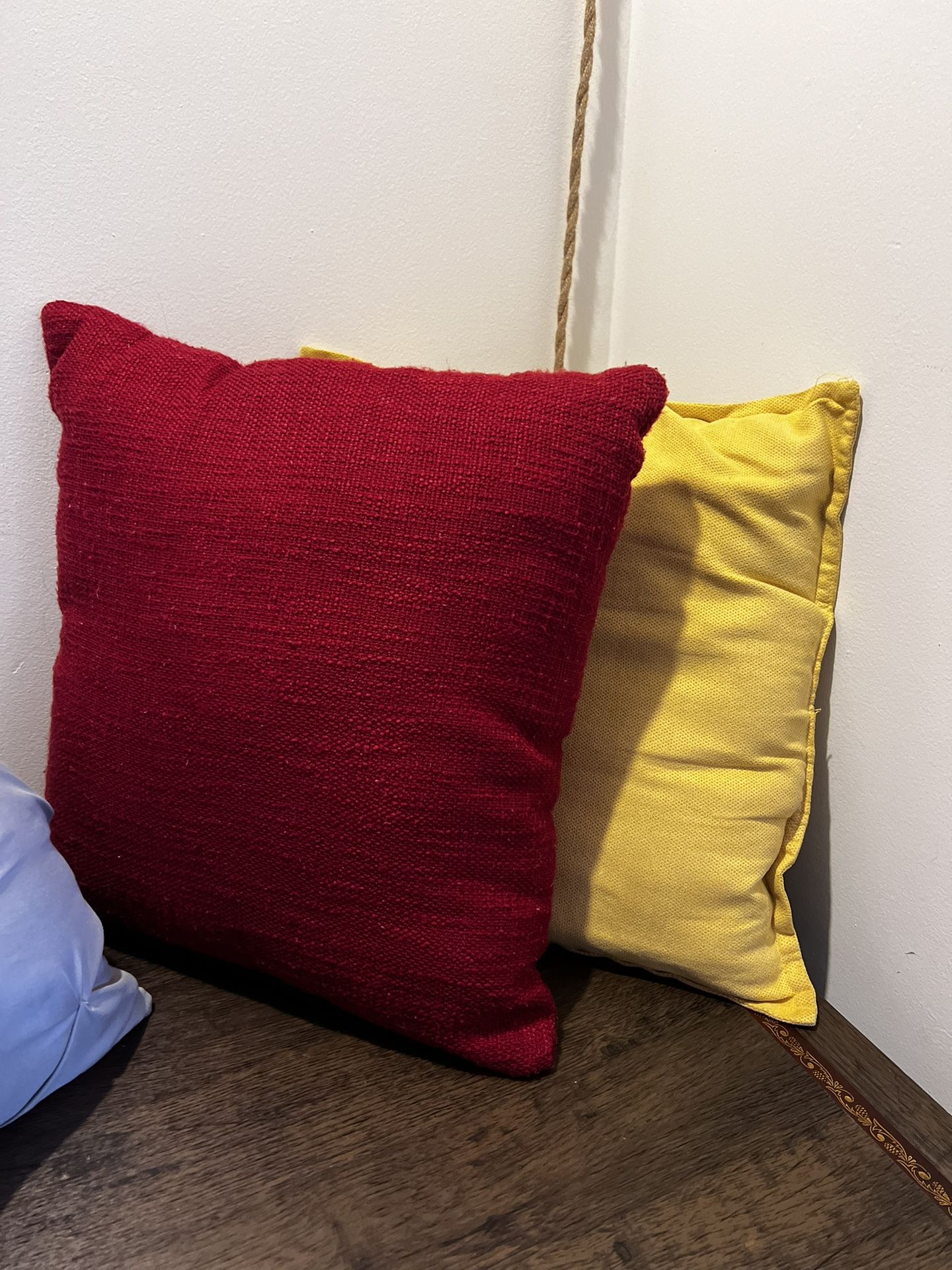 Almost New Throw Pillows For Sale 