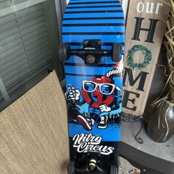 Nitro Circus 31” Skateboard, 🛹designed for beginners.  🛹Excellent Condition. Clean, well cared for, lots of life left . Ready for pickup or ship .📦