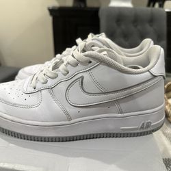 Air Force 1 Size 6Y only $40 👟👟
