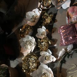 White N Gold Flowers 