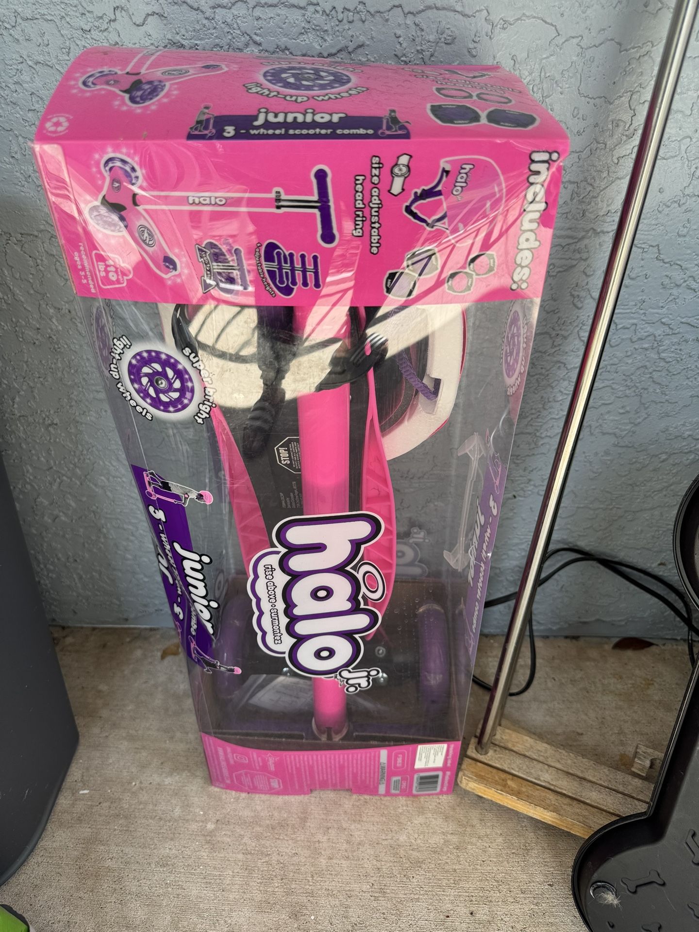 Halo Scoter Light Up Wheels Comes With It comes with a helmet, knee pads, and elbow pads New Never Used