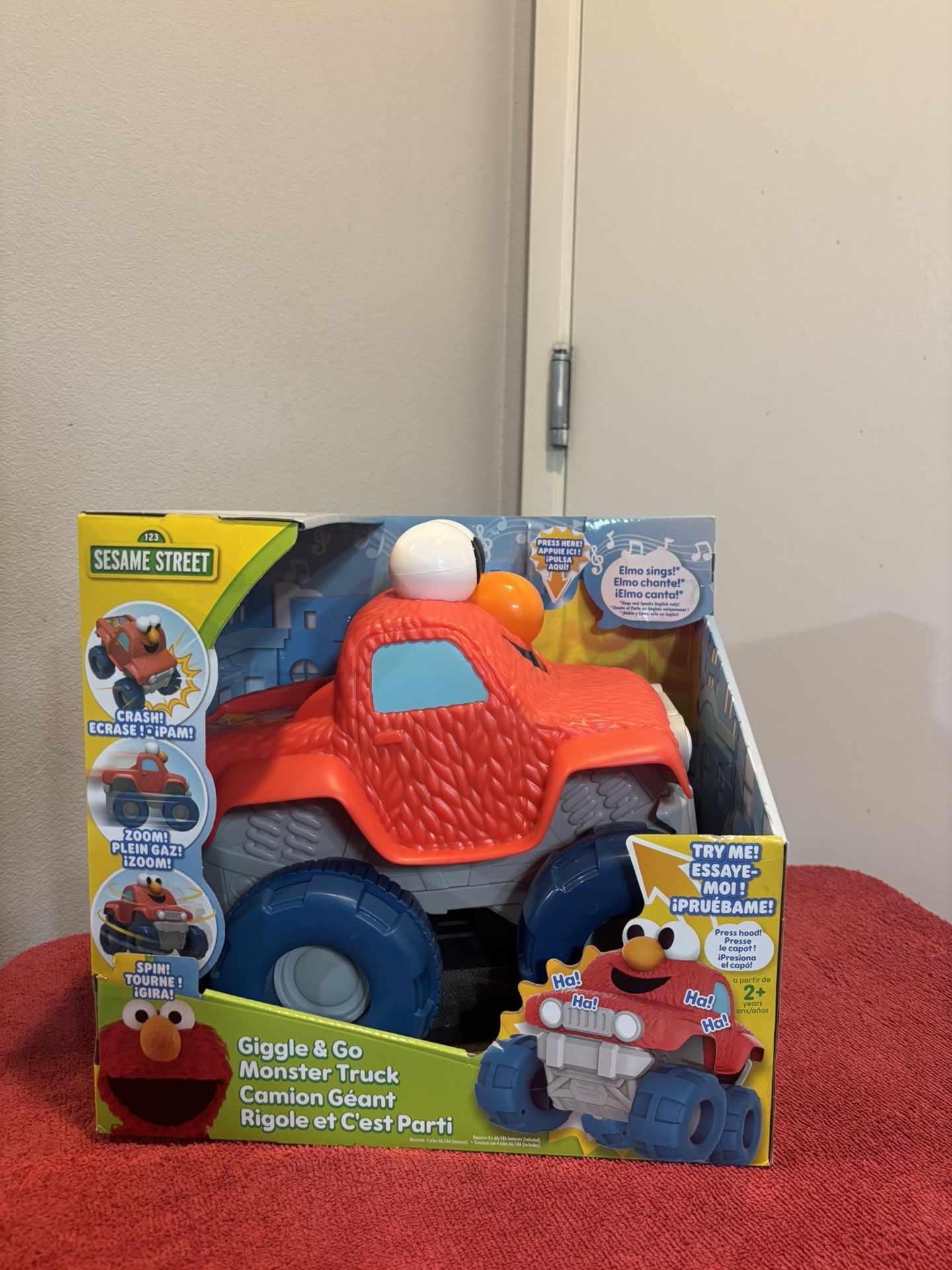 Elmo Car Sings, Lifts Up An Drives