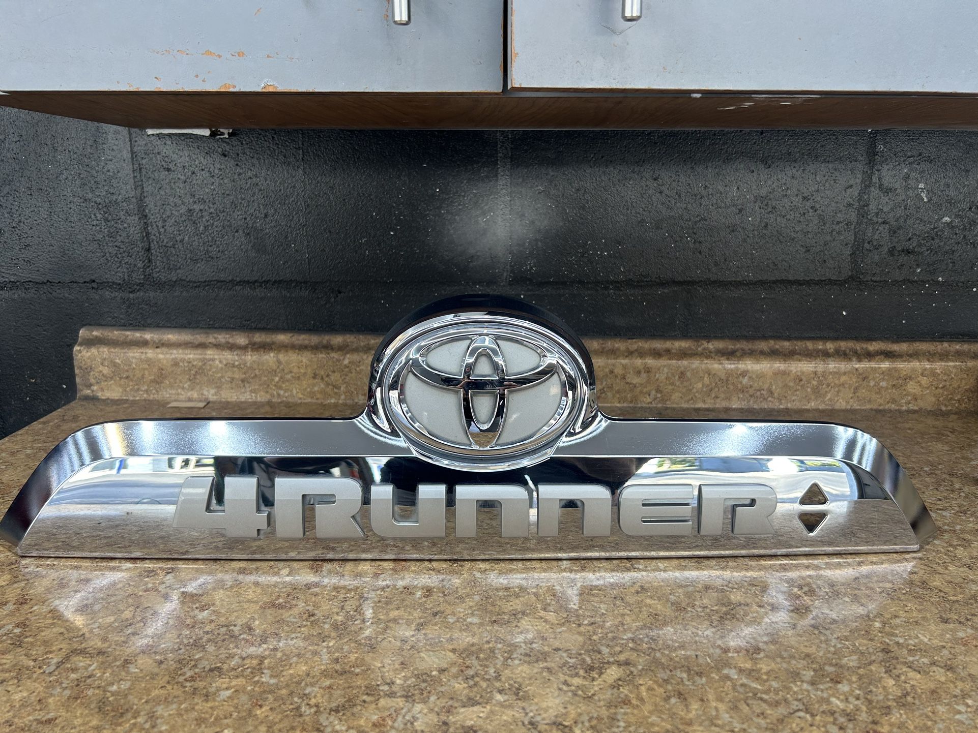 OEM 10 - 24 TOYOTA 4RUNNER Rear Tail Finish Garnish Panel w Emblem Chrome OEM