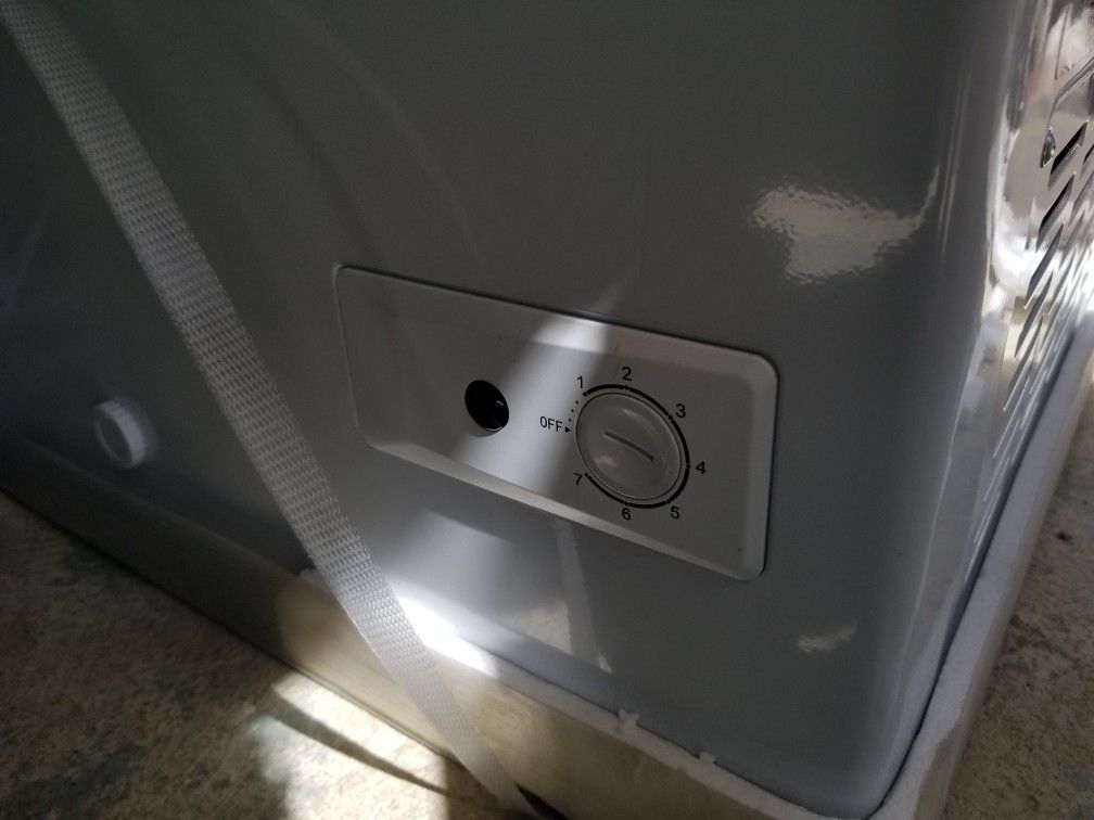 HotPoint Chest Freezer 5.1 cu.ft. (Pickup Only) for Sale in Westbury, NY OfferUp