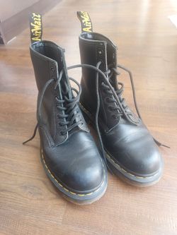 Doc Martens 1460 Black Women's Boots Size US M 7 / US L 8 LIKE NEW