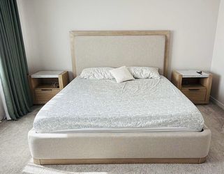 Hennington King Upholstered Bed