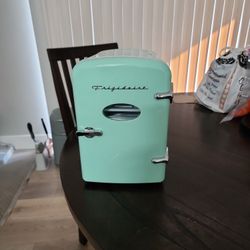 Fridgidaire Retro Mini Fridge 