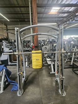 HOIST FITNESS 7 DEGREE SMITH MACHINE! IN GREAT CONDITION AND READY FOR DELIVERY!