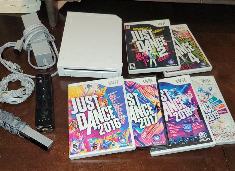 Wii Console w/1 Control & 6 Just Dance Games