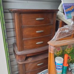 2 Nightstands