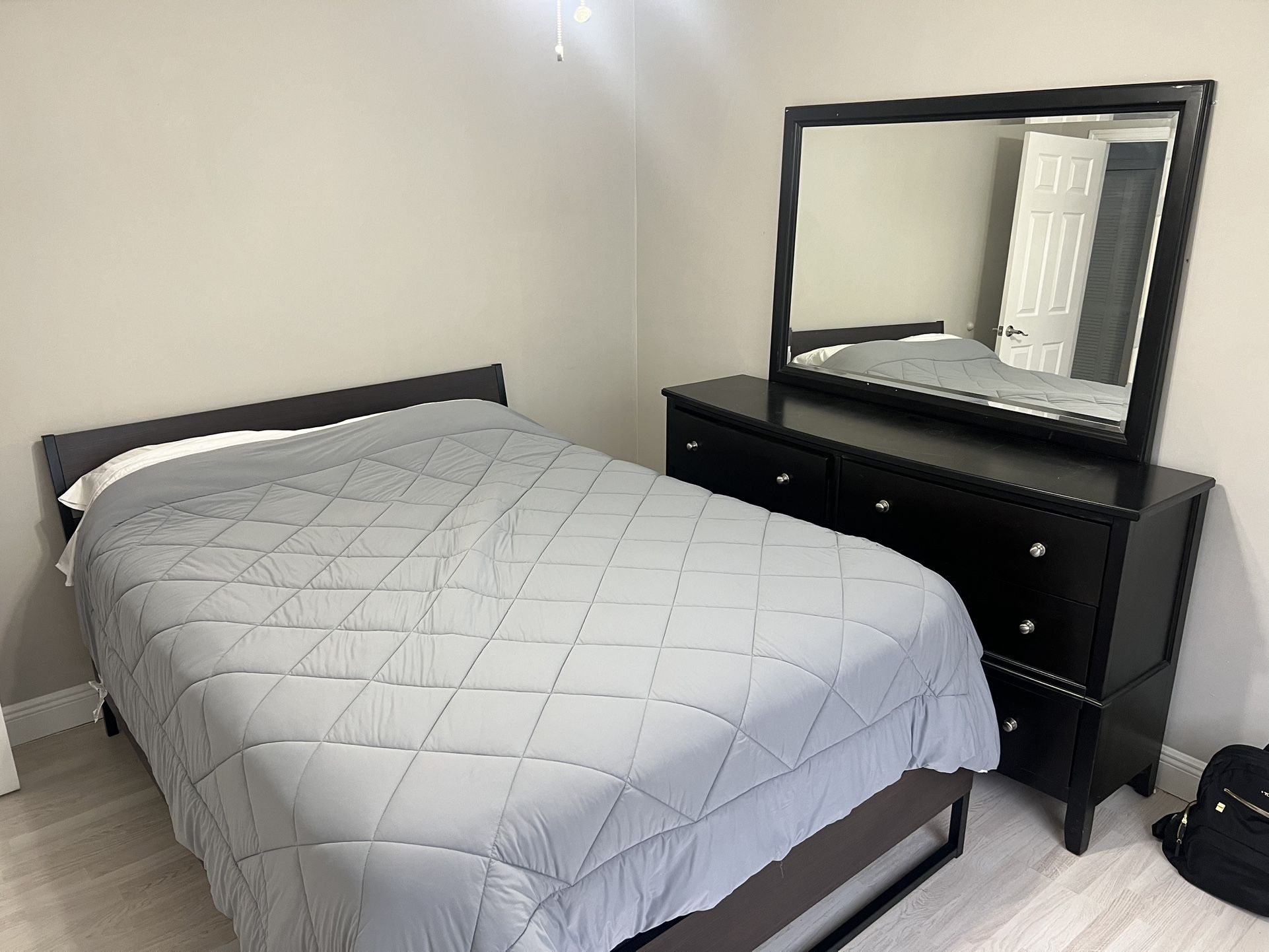 Bedroom Set (Queen Bed Dresser And Mirror)