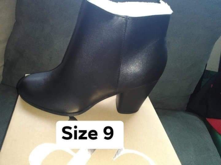 New Women’s Boots Size 9