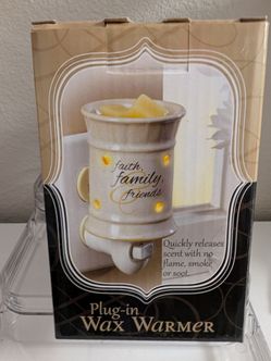 NEW IN THE BOX WALL WAX WARMER WITH 1 BAG OF SCENT