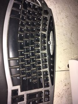 Ergonomic wireless computer keyboard