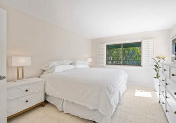 KING Mattress with bed frame high quality,  excellent condition with tags