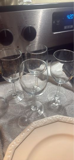 Set of 4 Clear Glass Wine Glasses