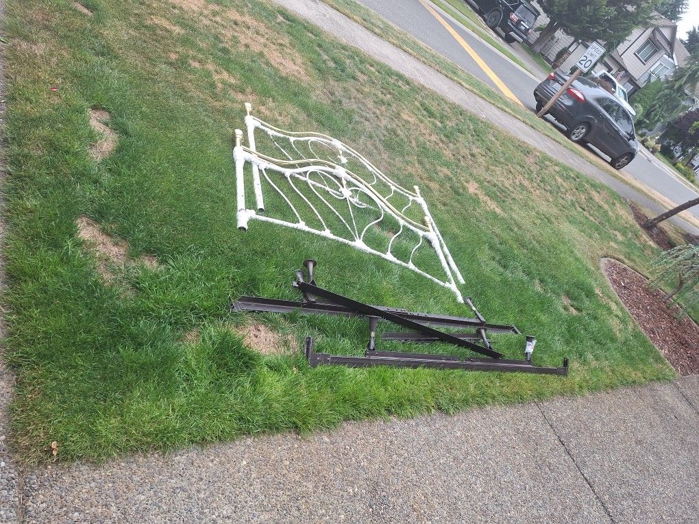  Vintage Queen Frame Bed  $50.