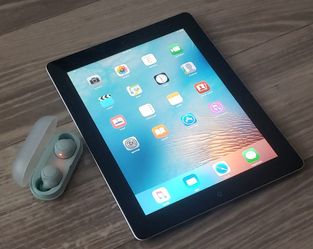 Apple IPad 1st Gen 16GB And Sony Wf-C500