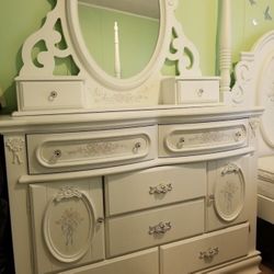 5 Drawer Dresser with Vanity 