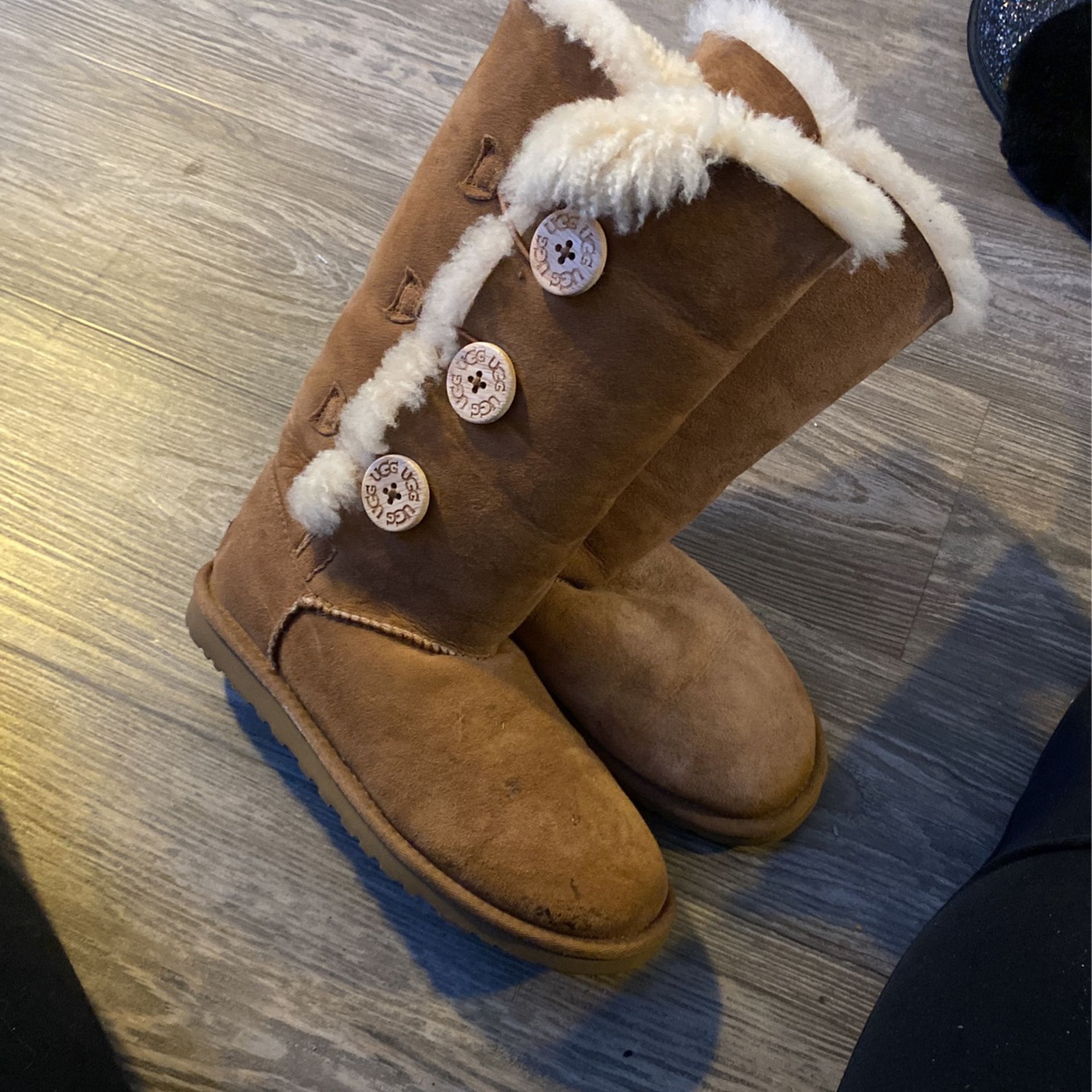 UGGS - Size 6