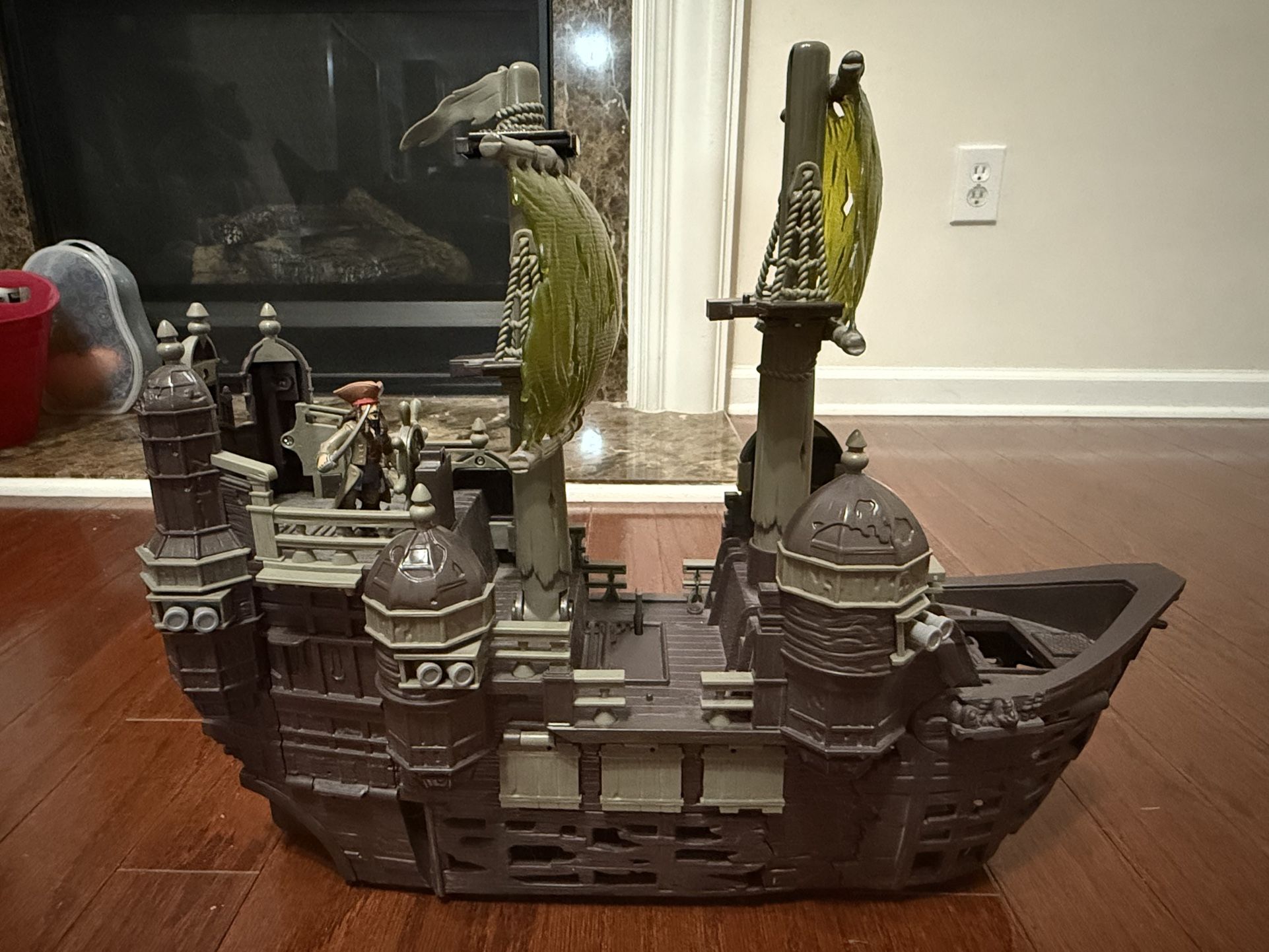 2017 Disney Pirates Of The Caribbean Silent Mary Ghost Ship