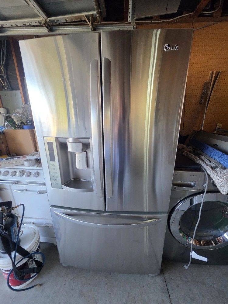 Refrigerators AVAILABLE FULL SIZE WATER AND ICE AVAILABLE