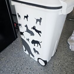 Pet Food store nice condition