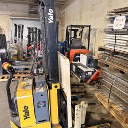 Yale Stacker Lift Truck Model MSW040SFN24TV087
