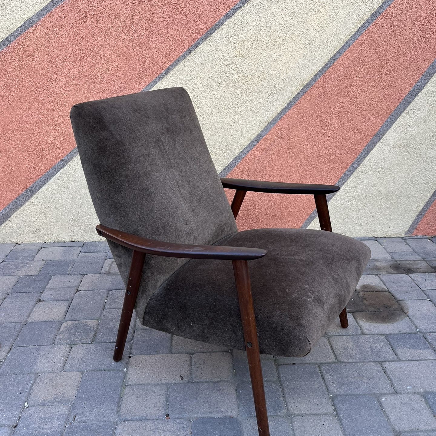 $300 Mid-century Modern Chair